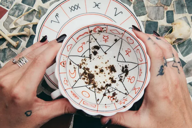 Should astrology work? Should we believe in online astrologers?